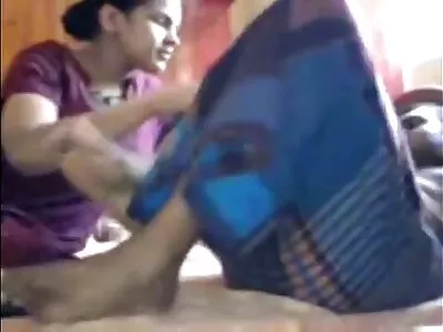 பேங்க்ஸுடன் டீன் ஏஜ் அழகா வாய்வழிக்குப் பிறகு களமிறங்குகிறது