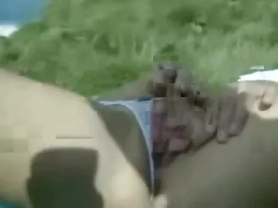 நிக்கி பெர்ரி தனது அற்புதமான சவாரி திறமையை வெளிப்படுத்துகிறார்