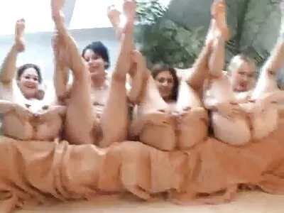 கருப்பு நிற சேவல்களால் அழிக்கப்பட்ட மூன்று அழகிய வெள்ளை குட்டிகள்