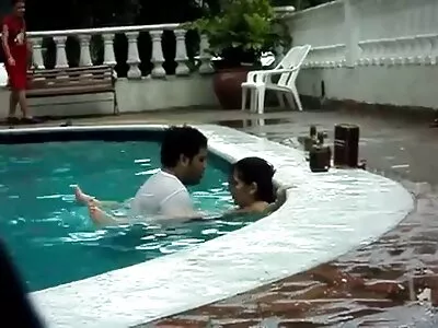 ஒரு வெள்ளை நிற புகைப்படக்காரரை கறுப்பு புட்டியுடன் கருப்பு சேறு
